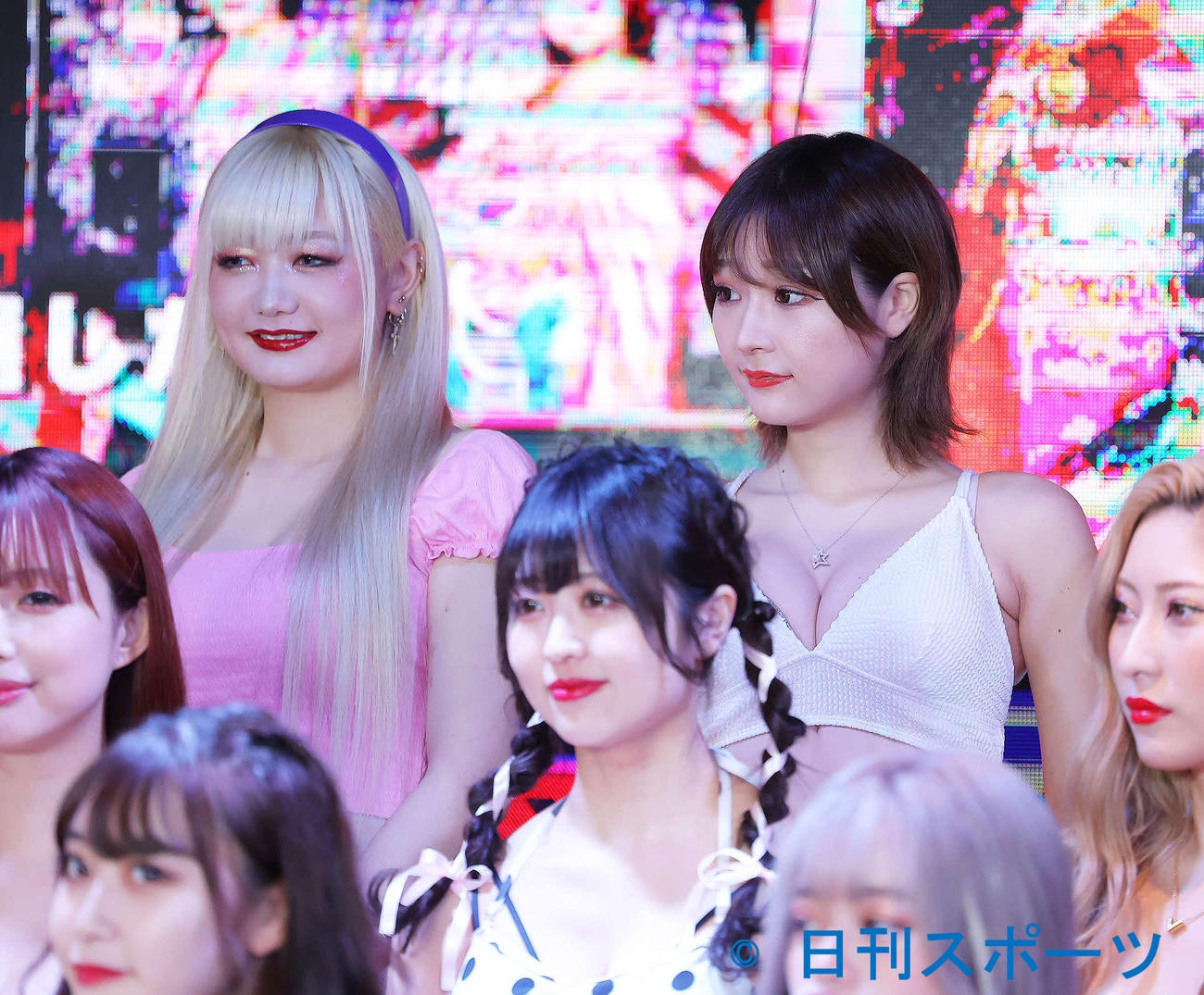 ハイブリッドカードシリーズ第1弾「バーレスク東京2022」発売記念イベントに臨む、後方左からKAREN、ぱんな（撮影・河田真司）