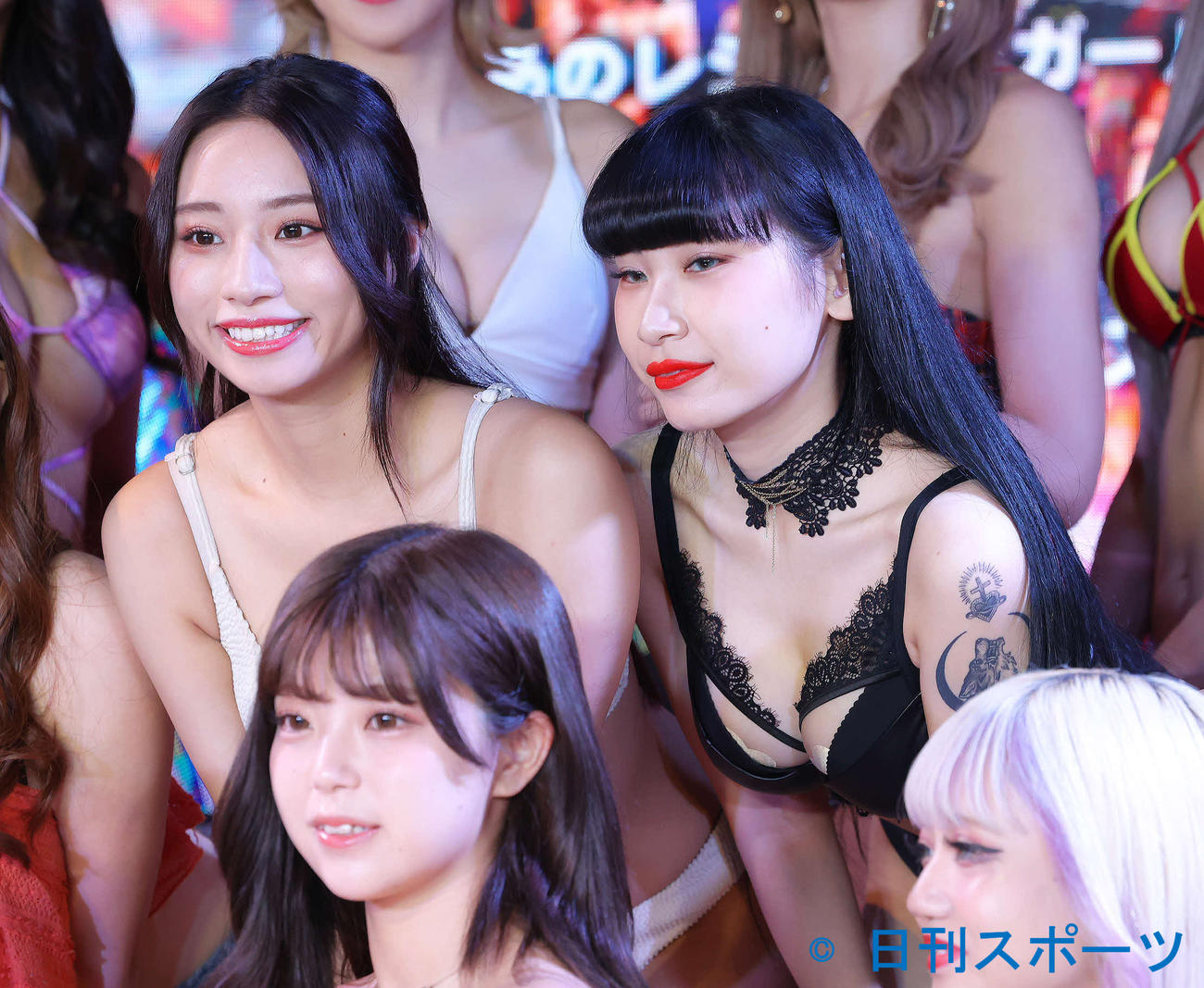 ハイブリッドカードシリーズ第1弾「バーレスク東京2022」発売記念イベントに臨むみれい（左）と一吹（撮影・河田真司）