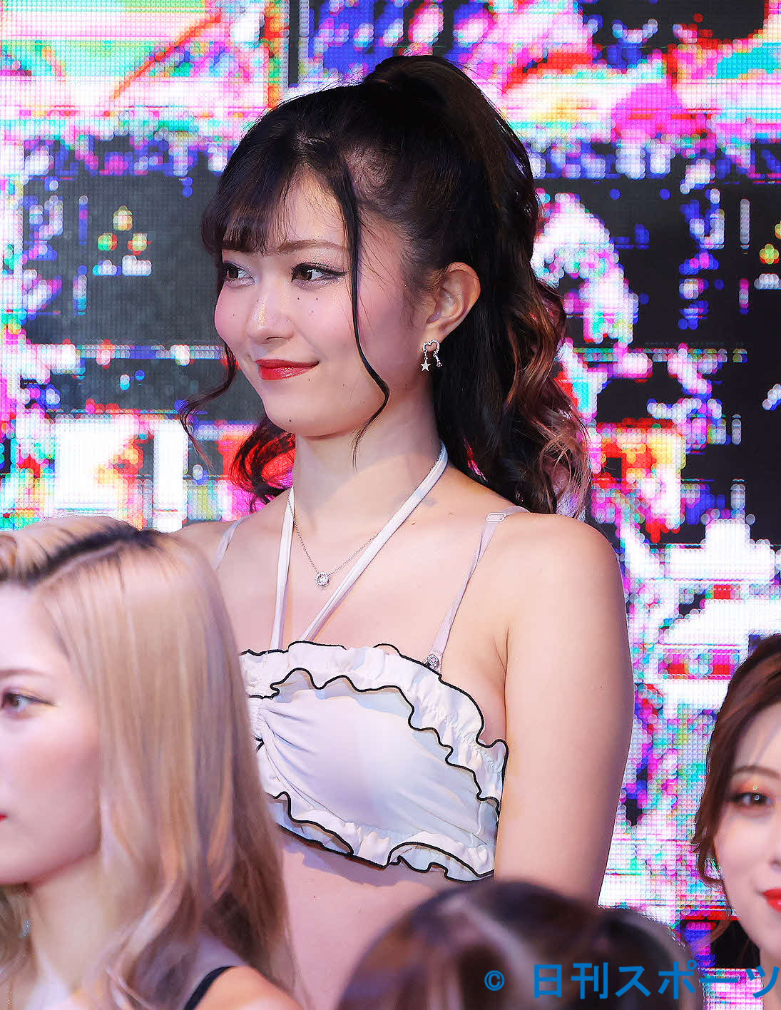 ハイブリッドカードシリーズ第1弾「バーレスク東京2022」発売記念イベントに臨むもね（撮影・河田真司）