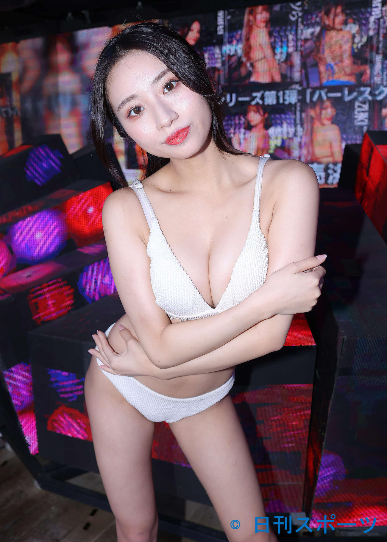 ハイブリッドカードシリーズ第1弾「バーレスク東京2022」発売記念イベント後、ポーズを決めるみれい（撮影・河田真司）