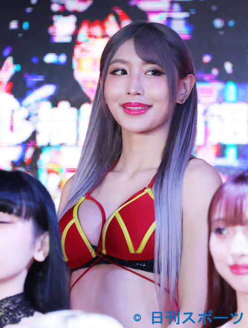 ハイブリッドカードシリーズ第1弾「バーレスク東京2022」発売記念イベントに臨むKazuki（撮影・河田真司）