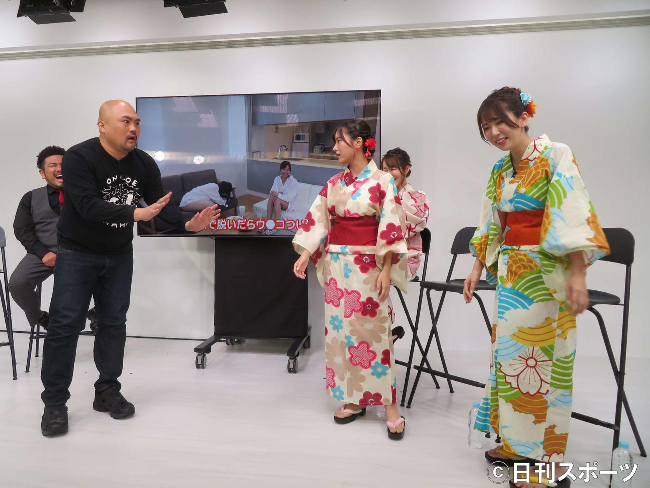 「スカパー！　アダルト放送大賞記念番組」発表イベントで、本郷愛（中央）にキレられ、慌てる鬼越トマホーク坂井良多（右は波多野結衣）（撮影・村上幸将）