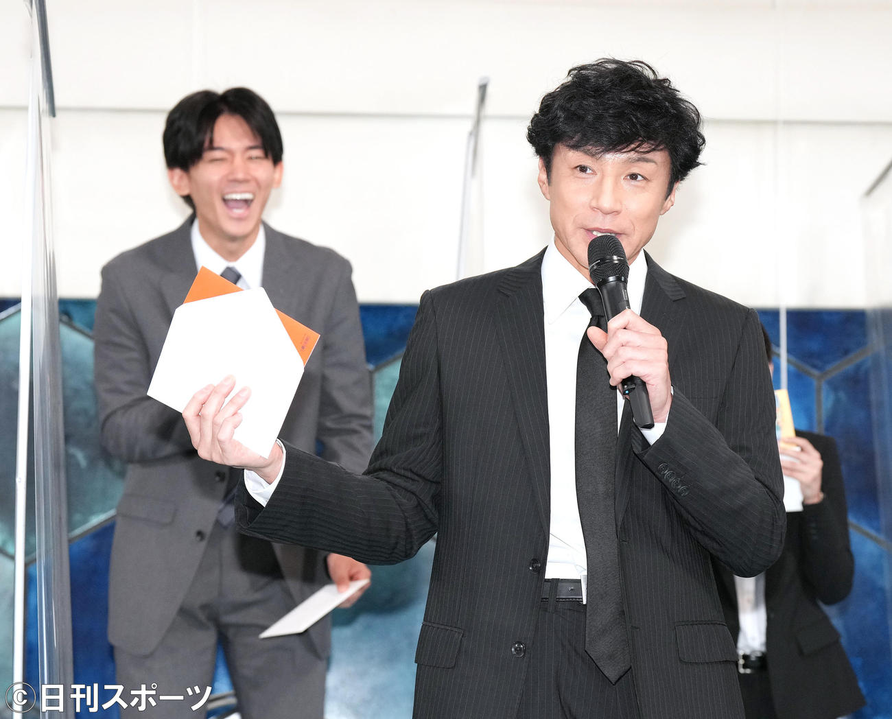 「刑事7人」シーズン8の記者会見で小瀧望（左）へ書いた手紙を読み上げる東山紀之（撮影・菅敏）