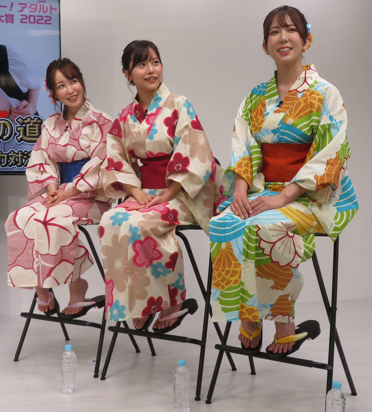 「スカパー！　アダルト放送大賞記念番組」発表イベントに出席した、左から篠田ゆう、本郷愛、波多野結衣（撮影・村上幸将）