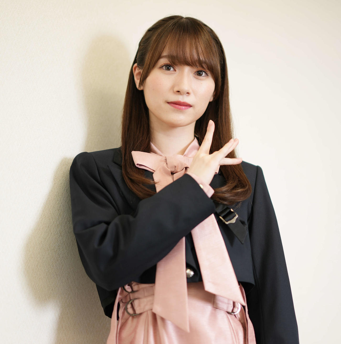 櫻坂ポーズを取る櫻坂46の守屋麗奈（21年10月）