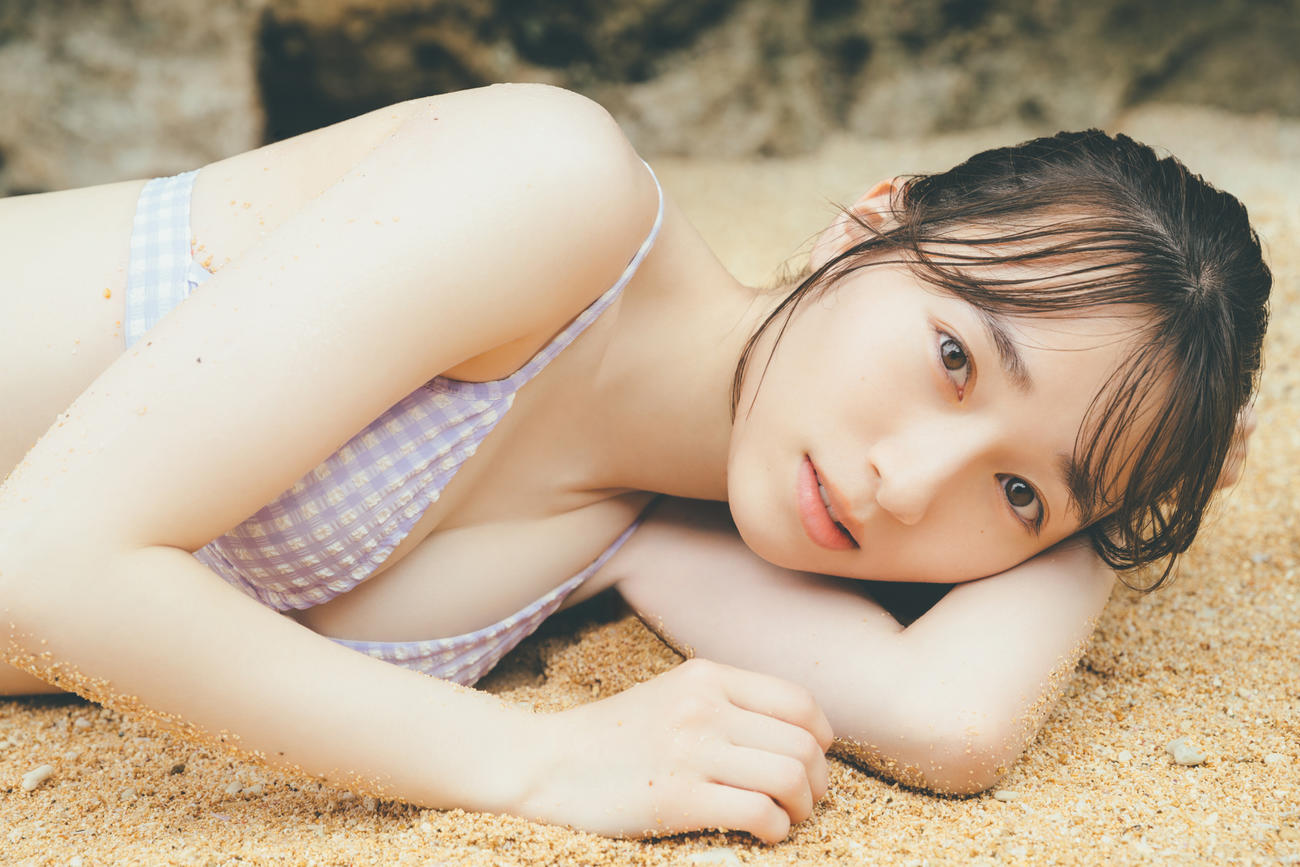 守屋麗奈ファースト写真集の先行カット（撮影／東京祐）