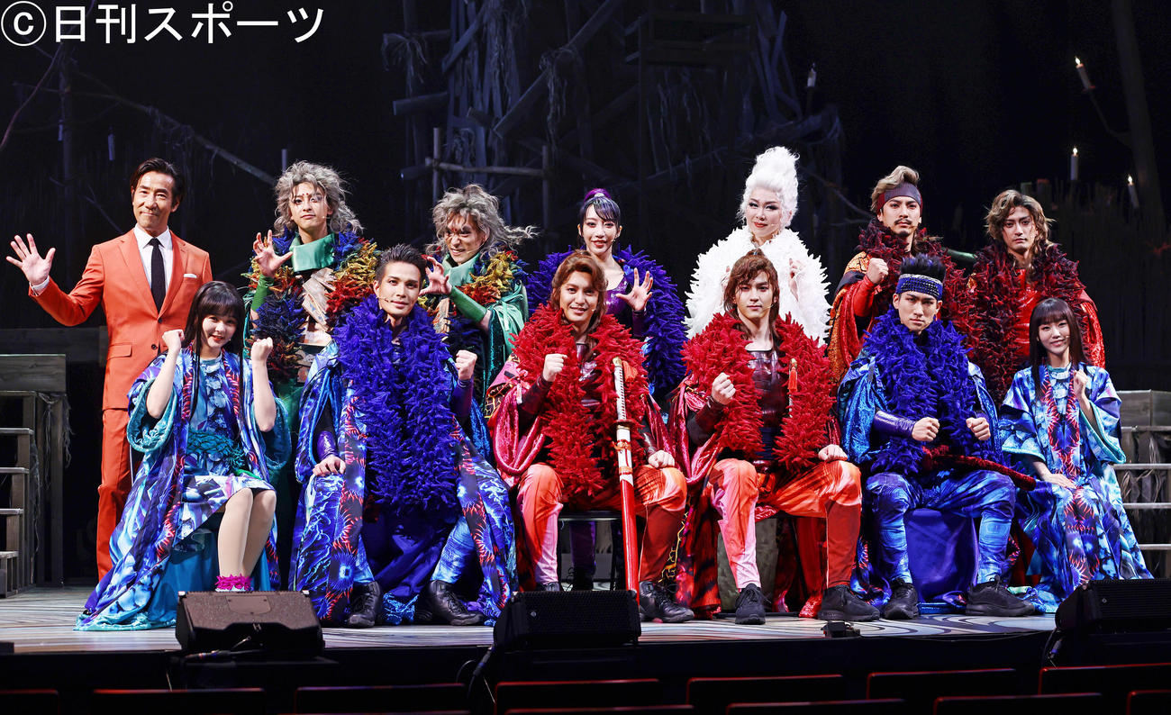 舞台「クラウディア」プレスコール・取材会を終え写真に納まる出演者たち。前列左から田村芽実、広瀬友祐、大野拓朗、甲斐翔真、小栗基裕、門山葉子、後列左から岸谷五朗、新原泰佑、平間壮一、美弥るりか、湖月わたる、上山竜治、中河内雅貴（撮影・垰建太）