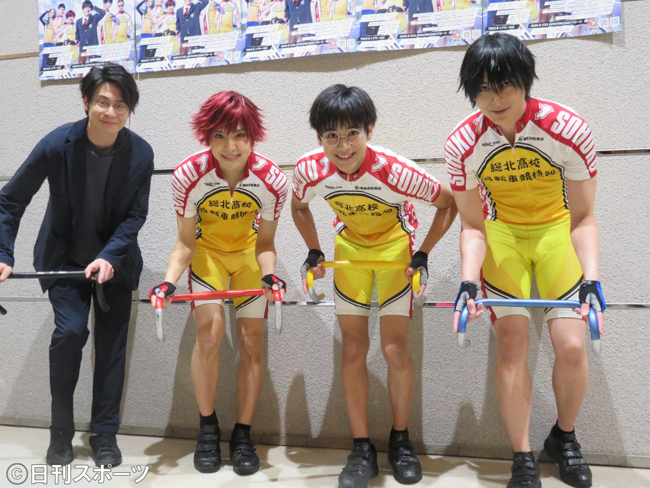 舞台「弱虫ペダル　The Cadence！」の会見。（左から）演出の鯨井康介氏、北乃颯希、島村龍乃介、砂川脩弥