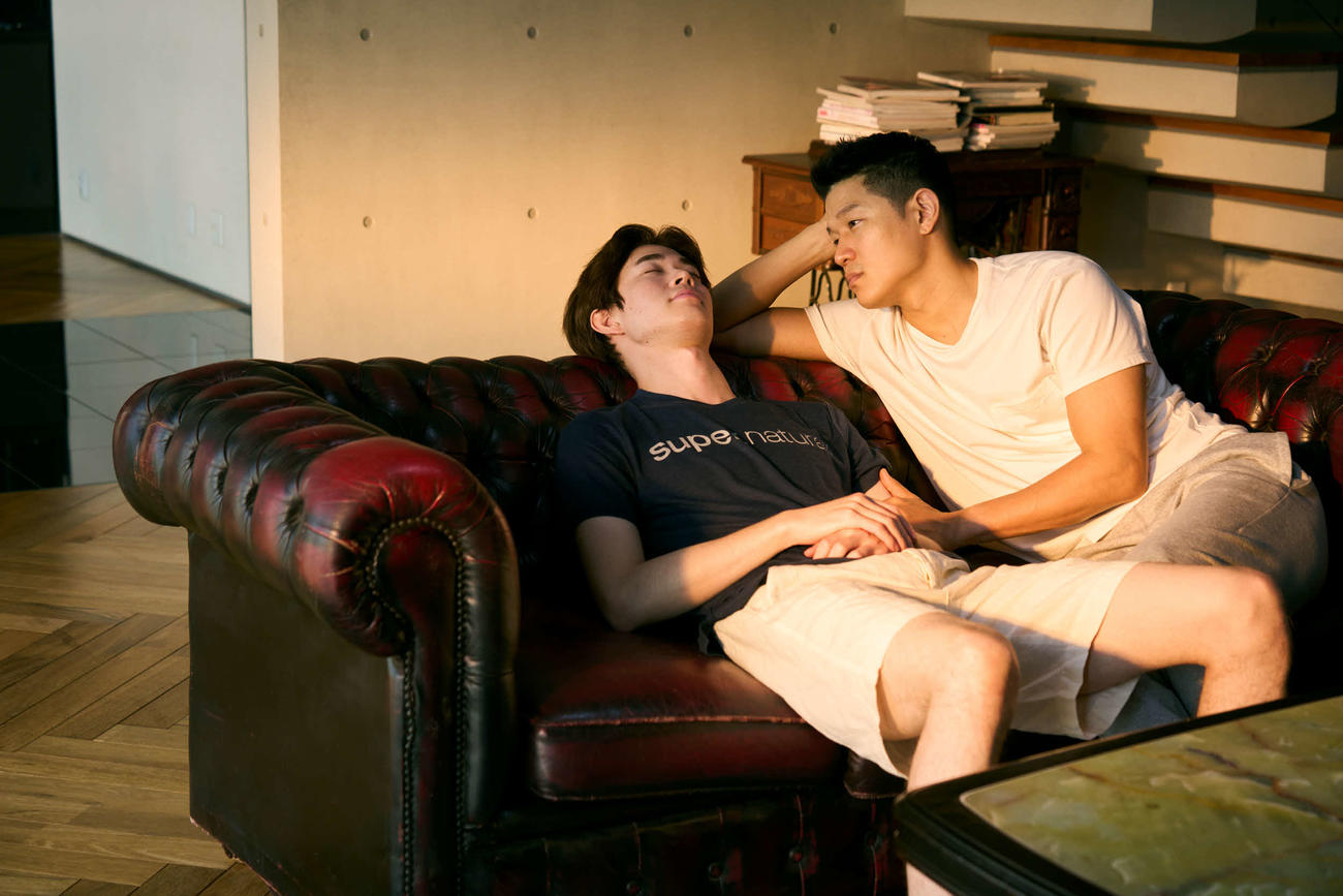 鈴木亮平と宮沢氷魚が共演する映画「エゴイスト」の1シーン（C)  2023高山真・小学館／「エゴイスト」製作委員会