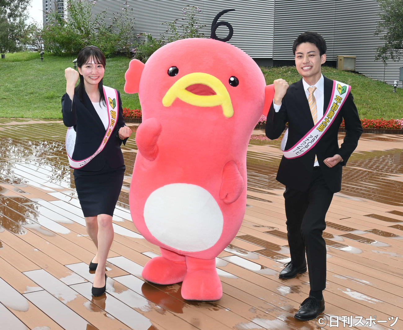 大阪市のABCテレビでデビュー前の会見した福戸アナウンサー（左）、平野康太郎アナウンサー（撮影・松浦隆司）