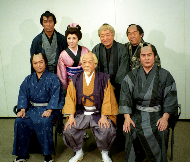 TBS「水戸黄門　第28部」収録　5年半ぶりとなる箱根ロケに参加した前列左からあおい輝彦、佐野浅夫さん、伊吹吾郎。後列左から野村将希、由美かおる、長門裕之さん、高橋元太郎（1999年11月2日撮影）
