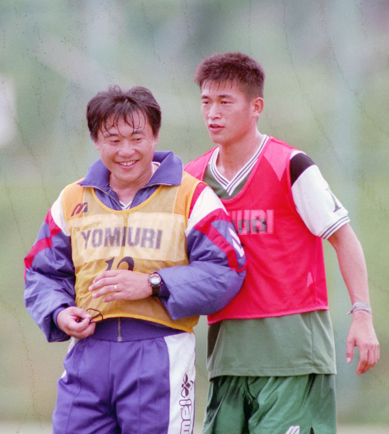 93年7月、V川崎監督時代の松木安太郎氏（左）とカズ