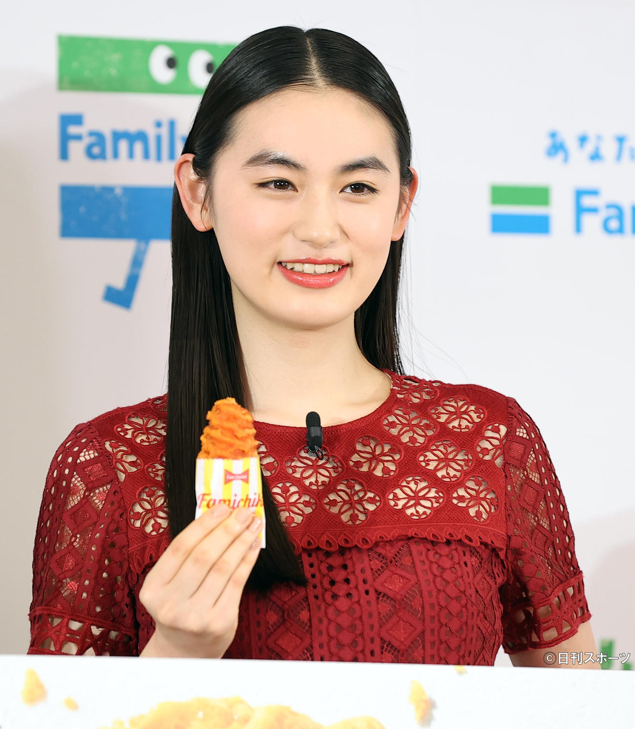 クリスピーチキンを持ってもかわいい八木莉可子（21年3月）