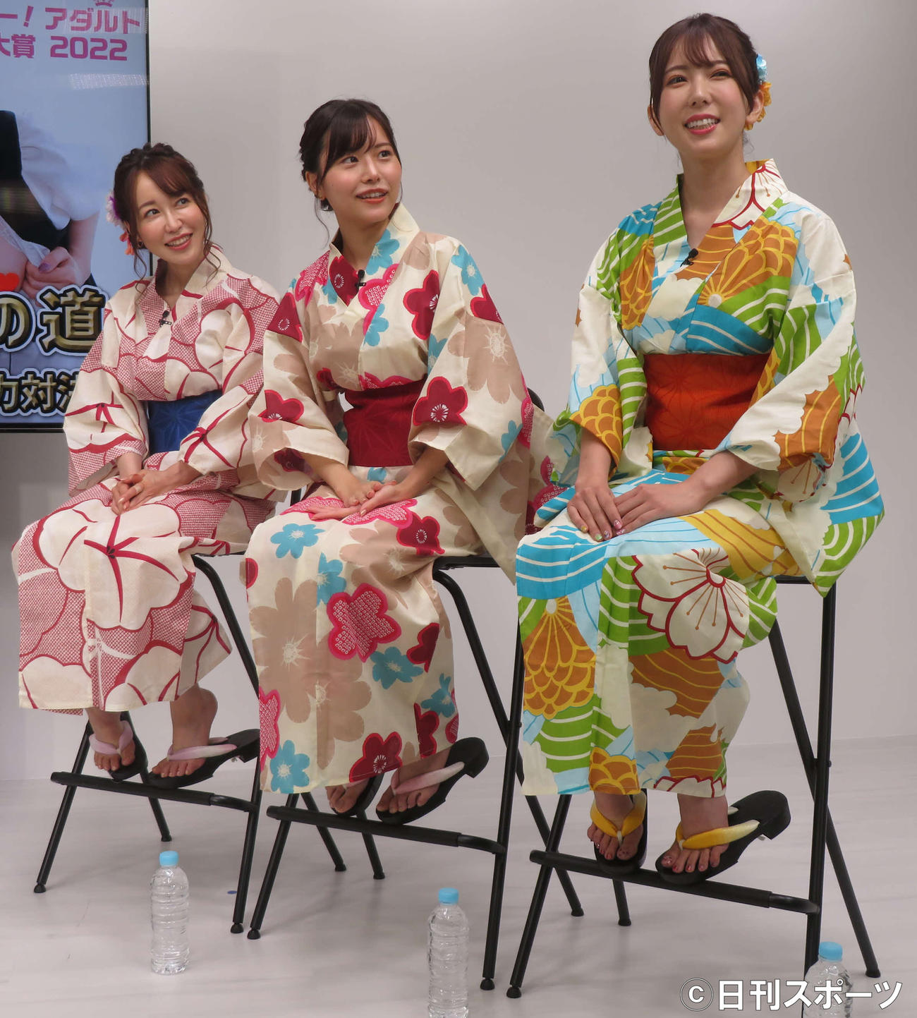 「スカパー！　アダルト放送大賞記念番組」発表イベントに出席した、左から篠田ゆう、本郷愛、波多野結衣（撮影・村上幸将）