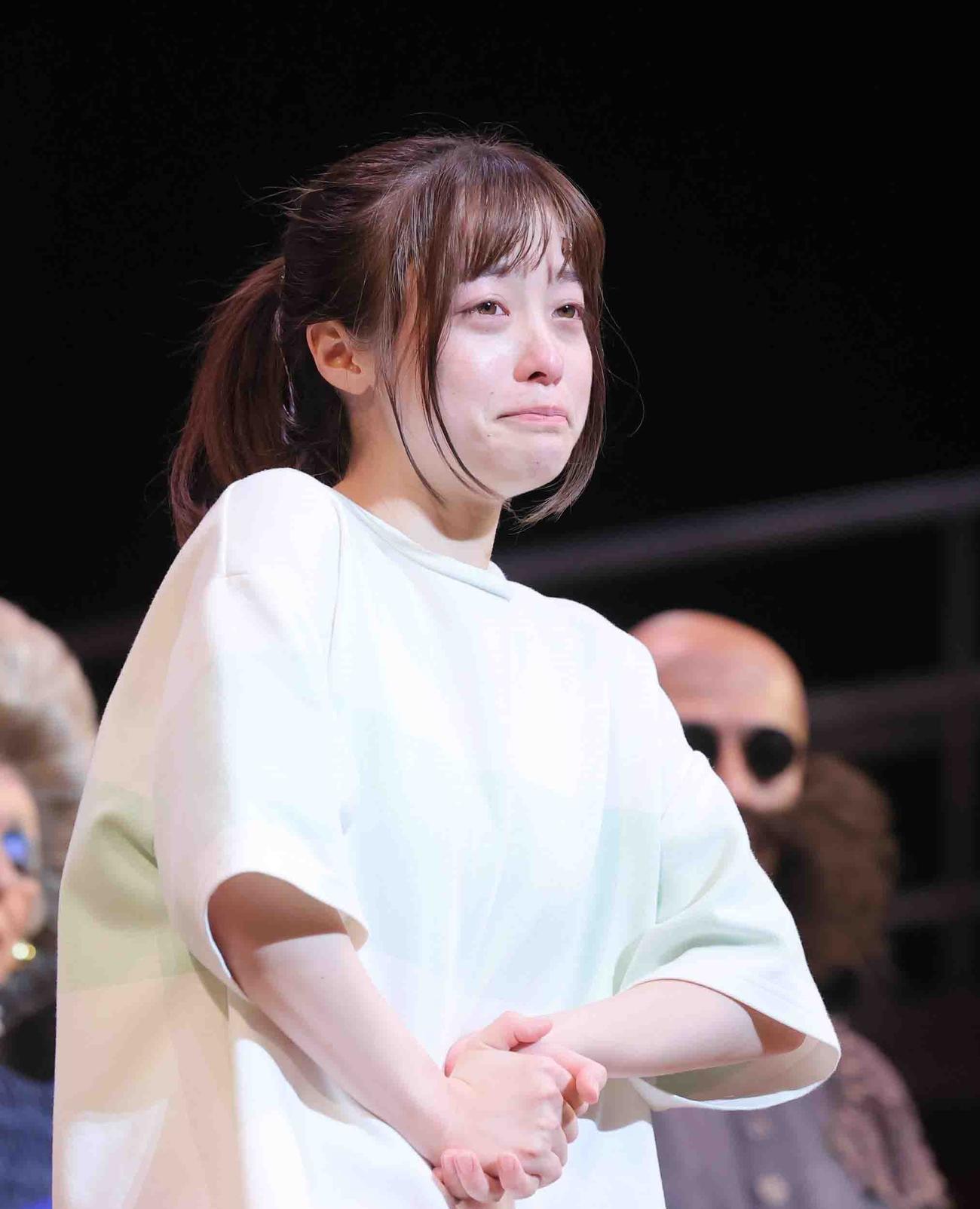 舞台「千と千尋の神隠し」大千秋楽で号泣する橋本環奈