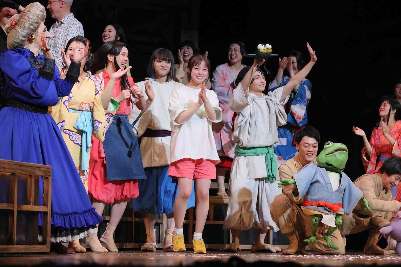 舞台「千と千尋の神隠し」大千秋楽で客席の声援に応える橋本環奈（中央）ら出演者たち