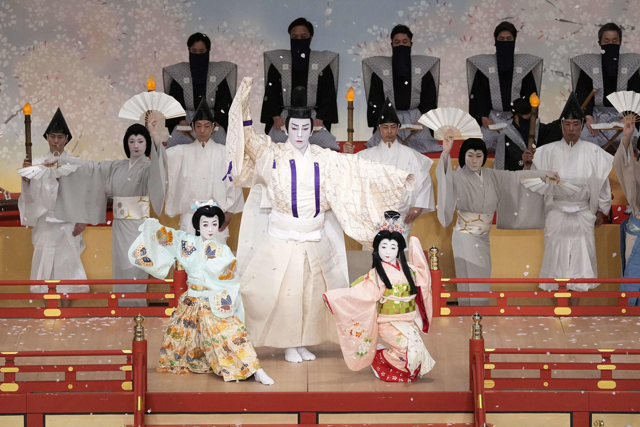 「雪月花三景　仲国」に出演した、左から堀越勸玄君、市川海老蔵、市川ぼたん（C）松竹