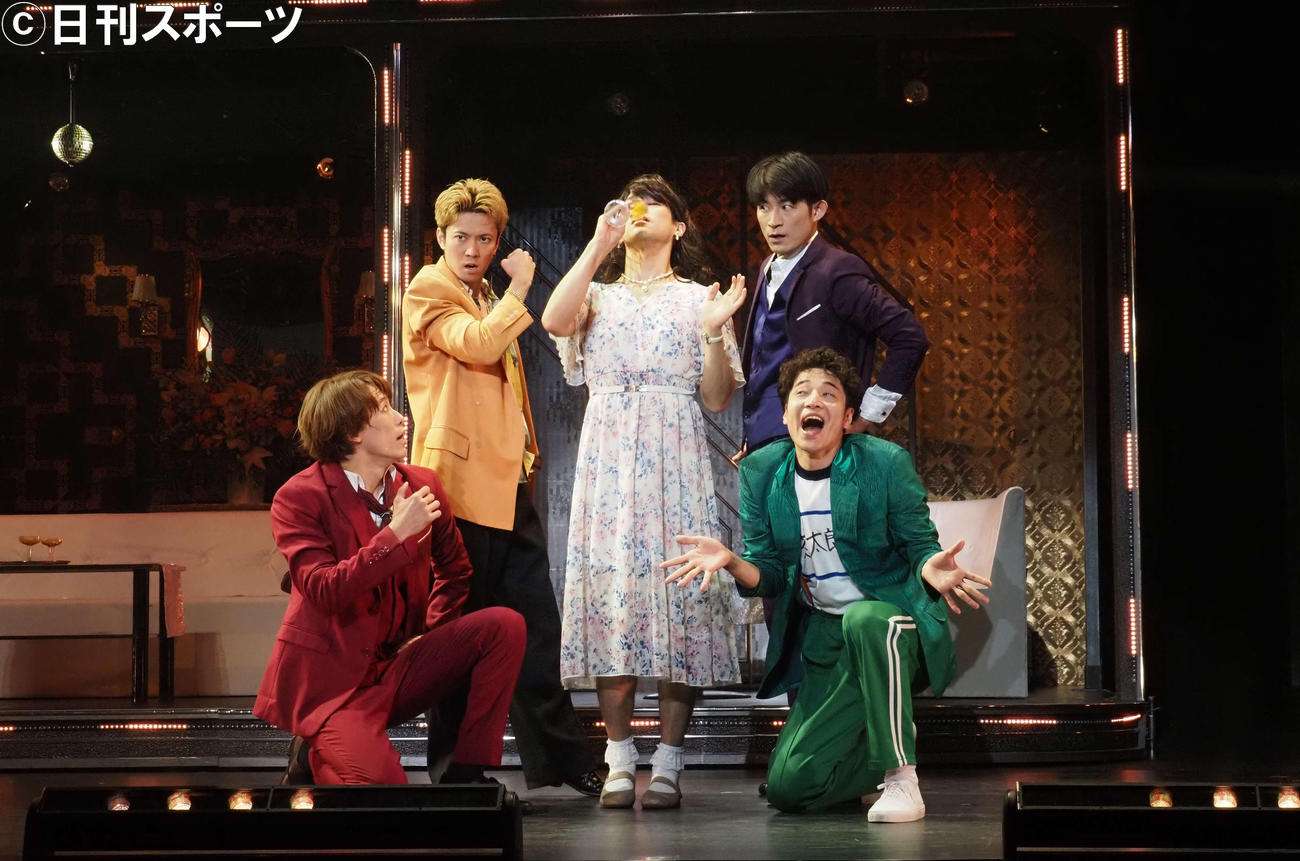 舞台「Only1，NOT No．1」でフォトコールを行う左から越岡裕貴、辰巳雄大、1人おいて松崎祐介、福田悠太（撮影・遠藤尚子）