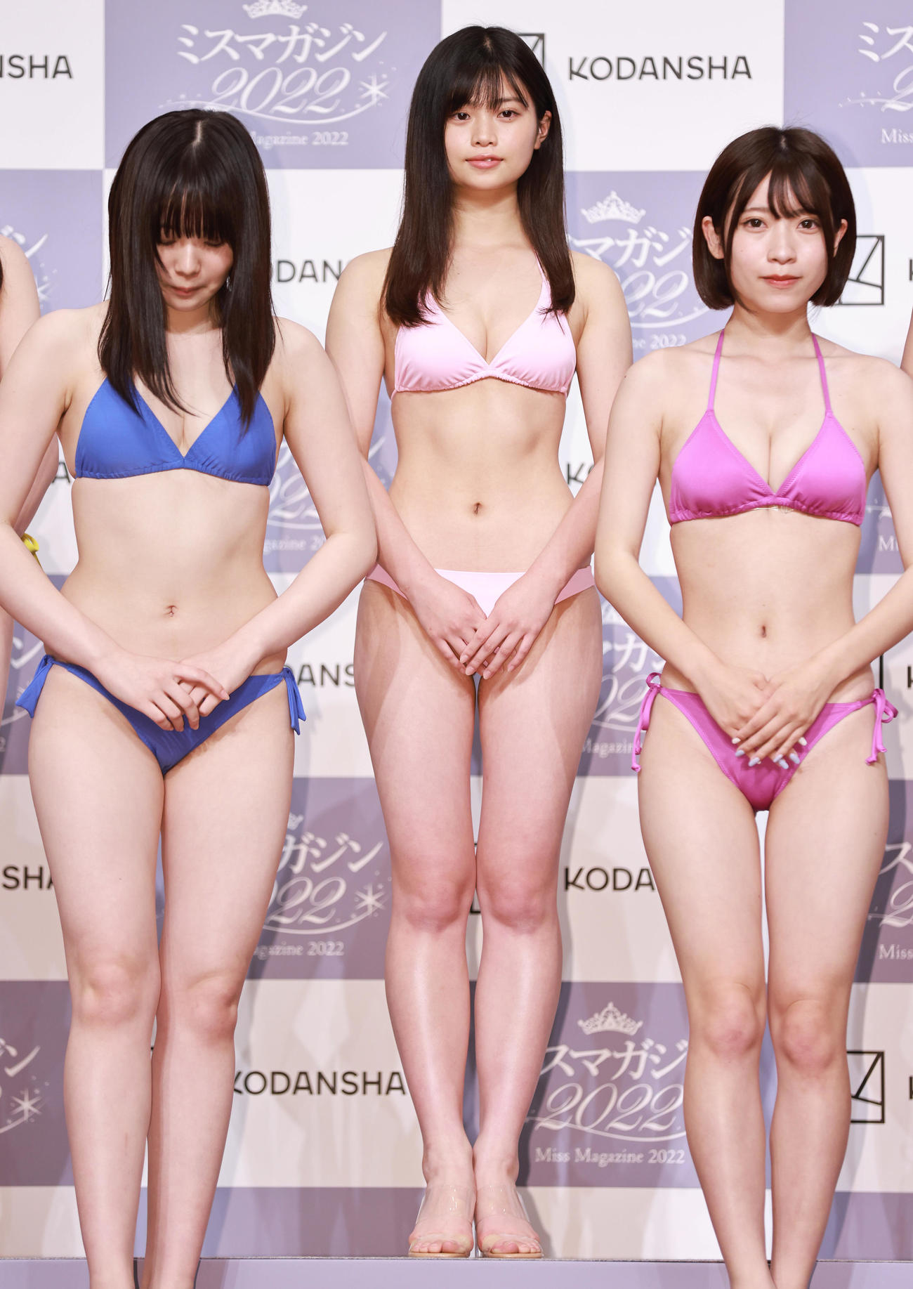 「ミスマガジン2022ベスト16お披露目イベント」に水着で登壇する金井柚那（中央）（撮影・垰建太）