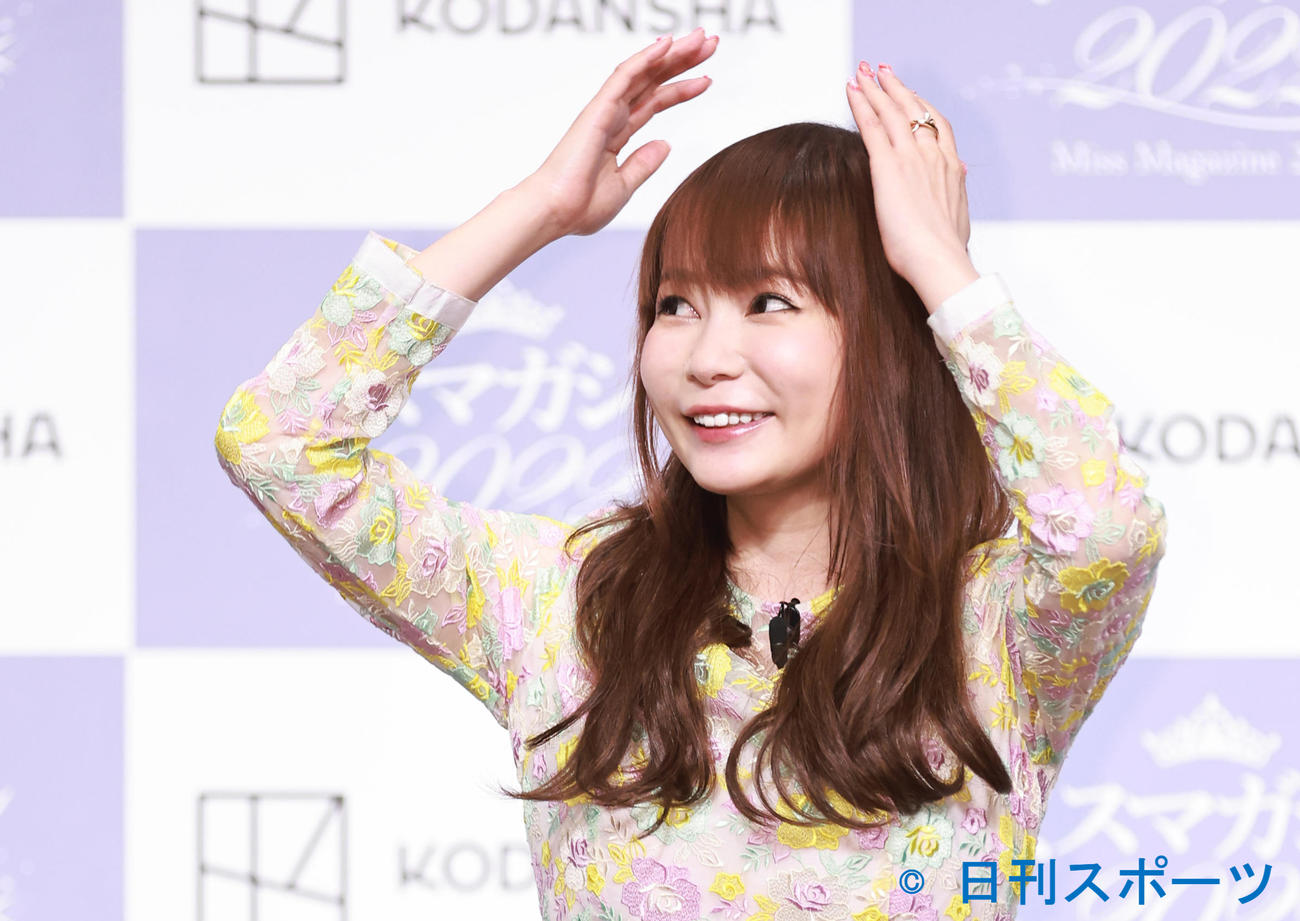 「ミスマガジン2022ベスト16お披露目イベント」に登壇し笑顔を見せる中川翔子（撮影・垰建太）