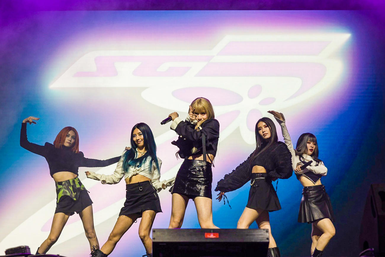 「Anime Expo」でパフォーマンスするSG5。左からKAEDE、SAYAKA、RUI、RURI、MIYUU