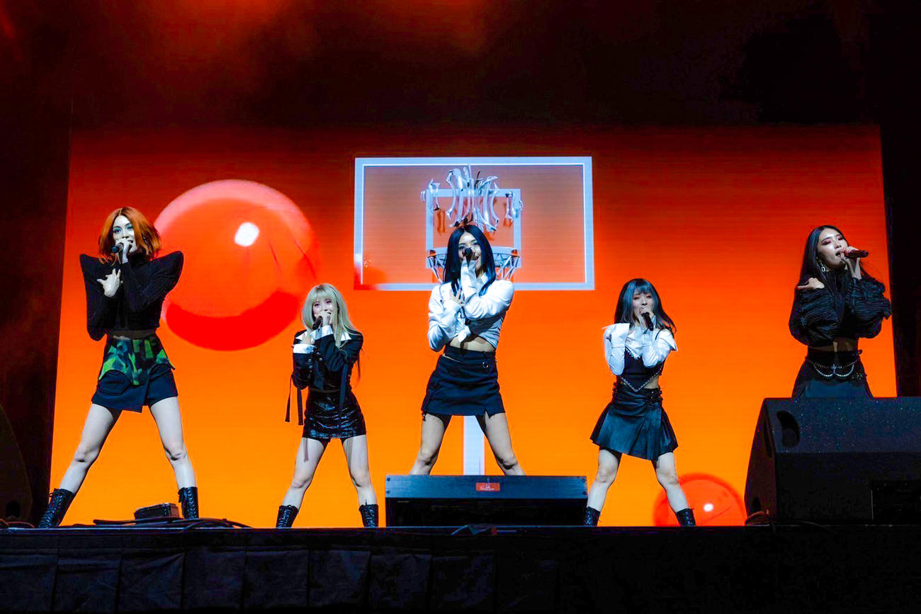 「Anime Expo」でパフォーマンスするSG5。左からKAEDE、RUI、SAYAKA、MIYUU、RURI
