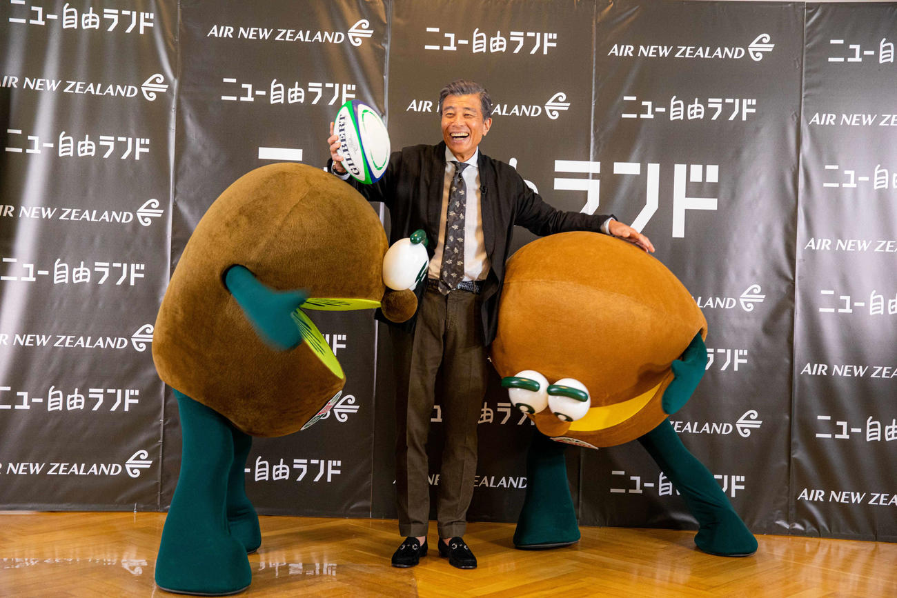 ニュージーランド航空の新キャンペーンの発表会に出席し、キウイブラザーズからタックルを受ける舘ひろし