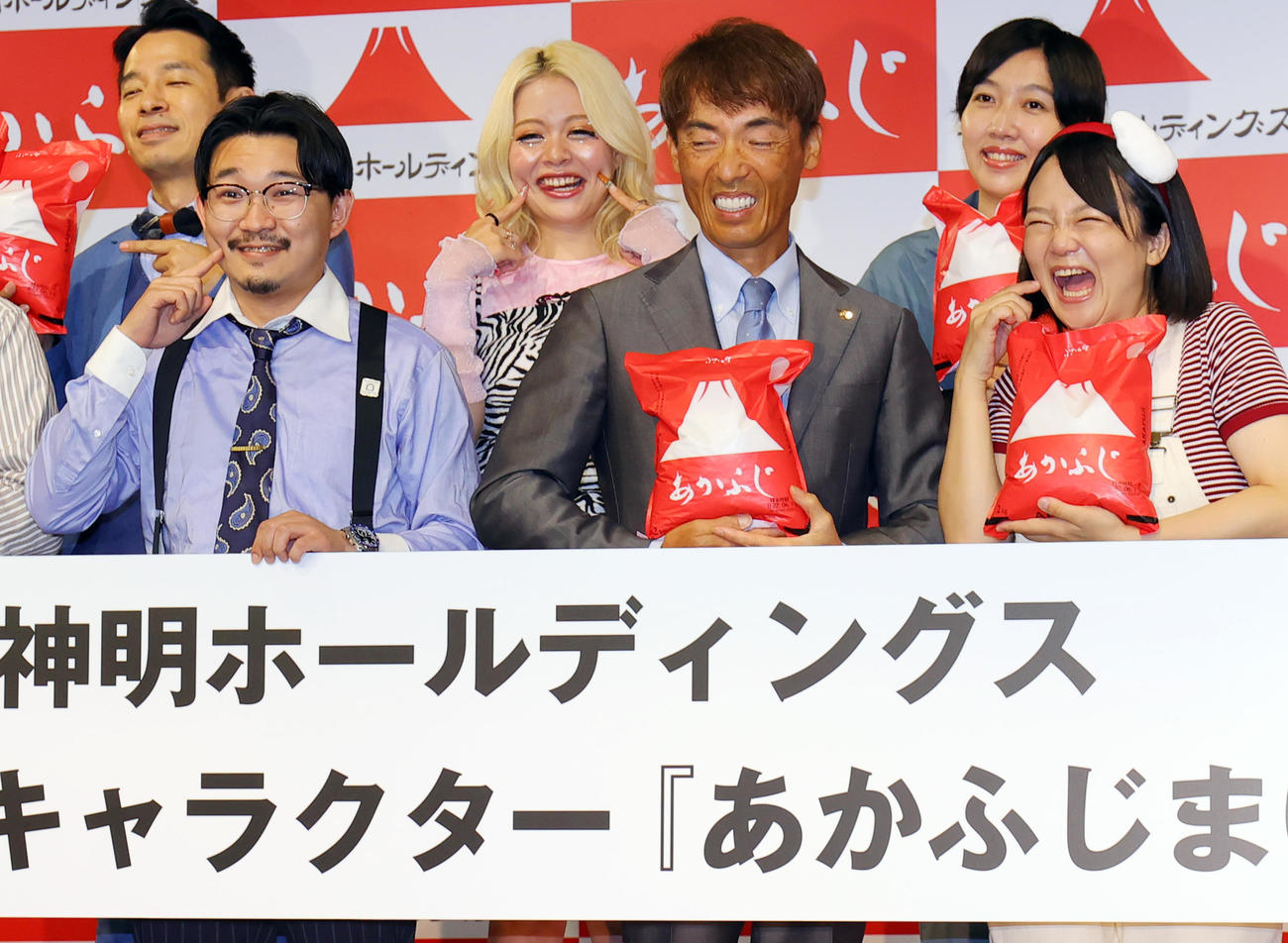 あかふじ米のPRキャラクター「あかふじまい」の就任会見に出席した前列左からオズワルド伊藤俊介、神明ホールディングス藤尾社長、蛙亭イワクラ、後列左から司会のタケト、エルフ荒川、はる（撮影・野上伸悟）