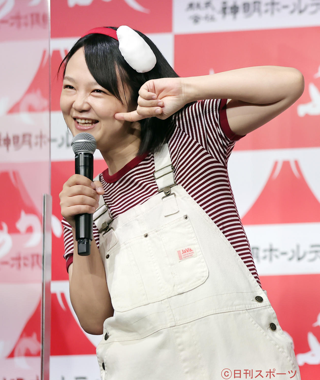 あかふじ米のPRキャラクター「あかふじまい」に扮した蛙亭イワクラ（撮影・野上伸悟）