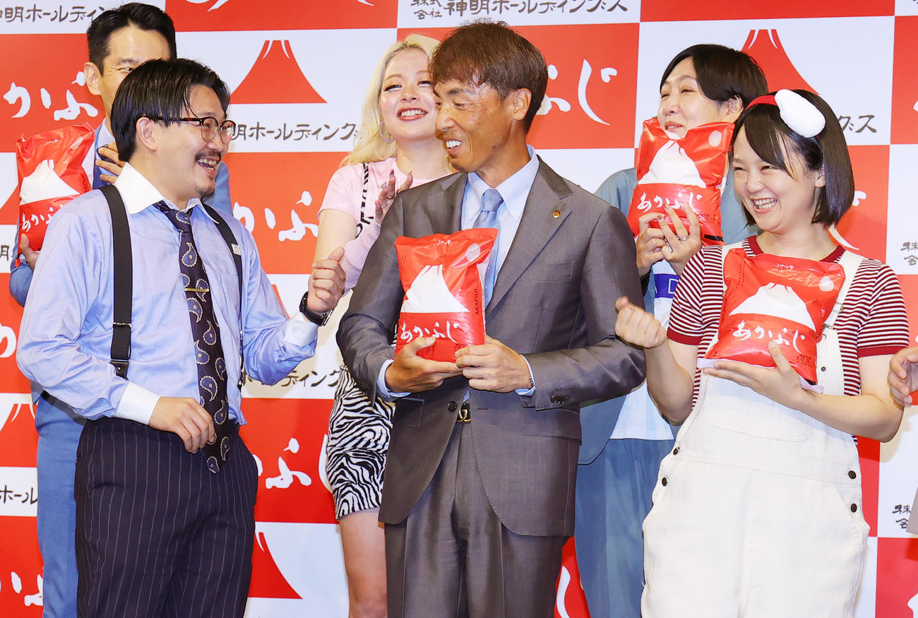 あかふじ米のPRキャラクター「あかふじまい」就任会見の写真撮影で、オズワルド伊藤俊介（左）、蛙亭イワクラ（右）に挟まれたことに申し訳なさそうな神明ホールディングス藤尾社長に、笑顔でツッコミを入れる伊藤（撮影・野上伸悟）