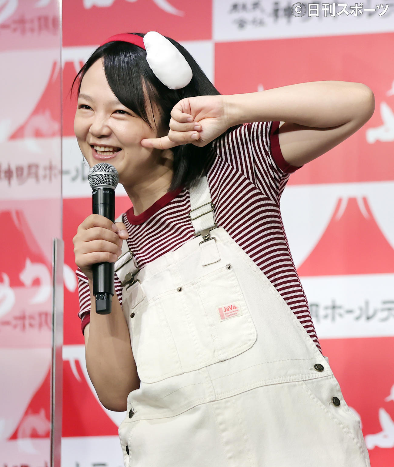 あかふじ米のPRキャラクター「あかふじまい」に就任した蛙亭イワクラ（撮影・野上伸悟）