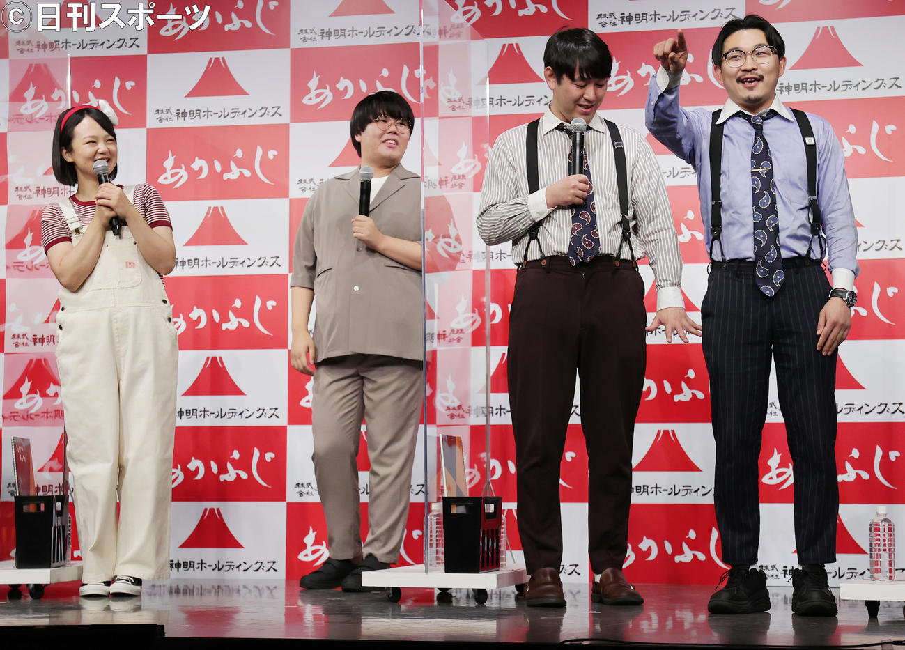 あかふじ米のPRキャラクター「あかふじまい」の就任会見に出席した左から蛙亭イワクラ、中野、オズワルド畠中悠、伊藤俊介（撮影・野上伸悟）