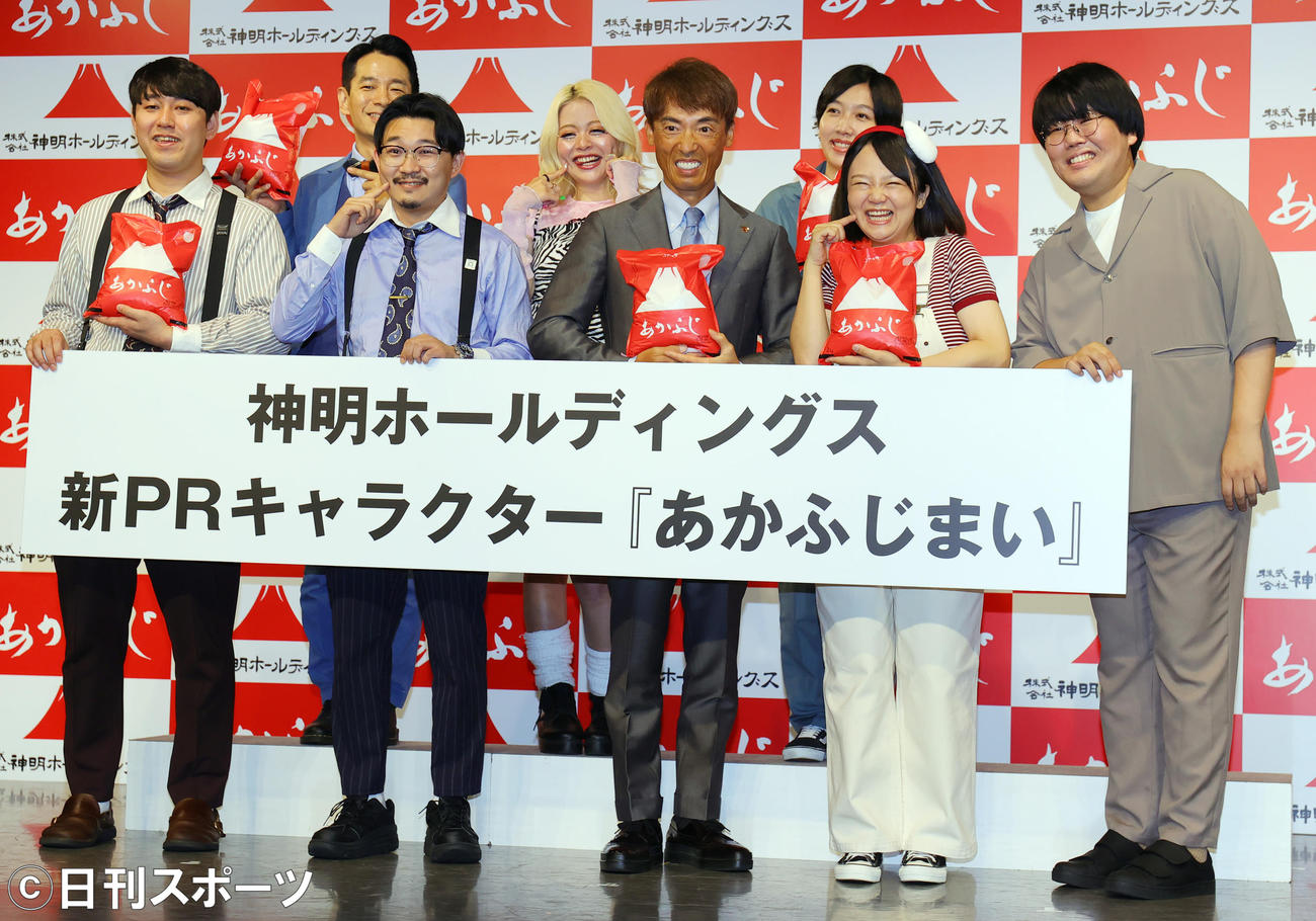 あかふじ米のPRキャラクター「あかふじまい」の就任会見に出席した前列左からオズワルド畠中悠、伊藤俊介、神明ホールディングス藤尾益雄社長、蛙亭イワクラ、中野、後列左から司会のタケト、エルフ荒川、はる（撮影・野上伸悟）