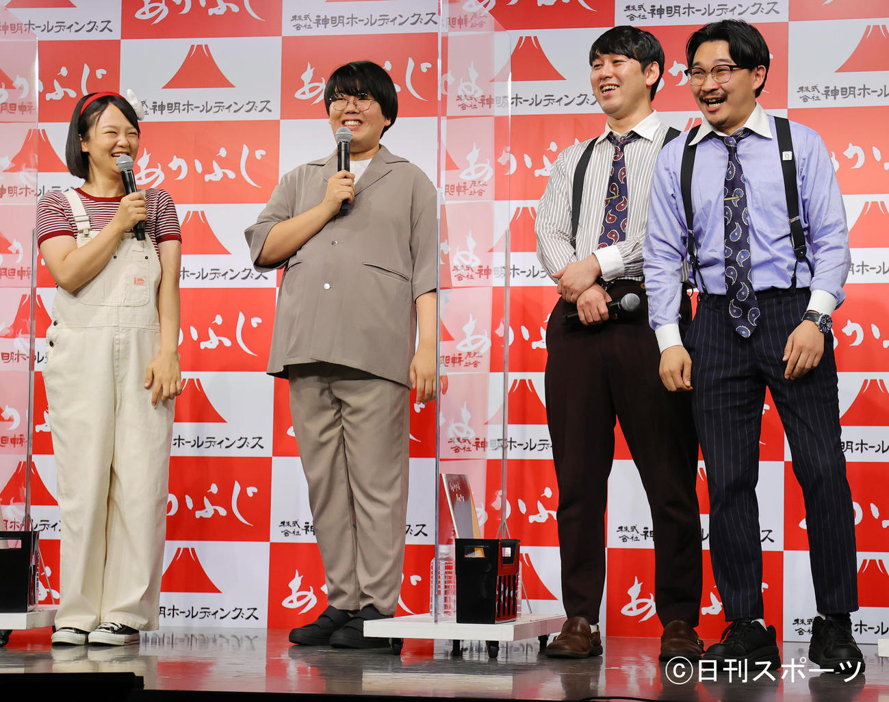 あかふじ米のPRキャラクター「あかふじまい」の就任会見に出席した、左から蛙亭イワクラ、中野、オズワルド畠中悠、伊藤俊介（撮影・野上伸悟）
