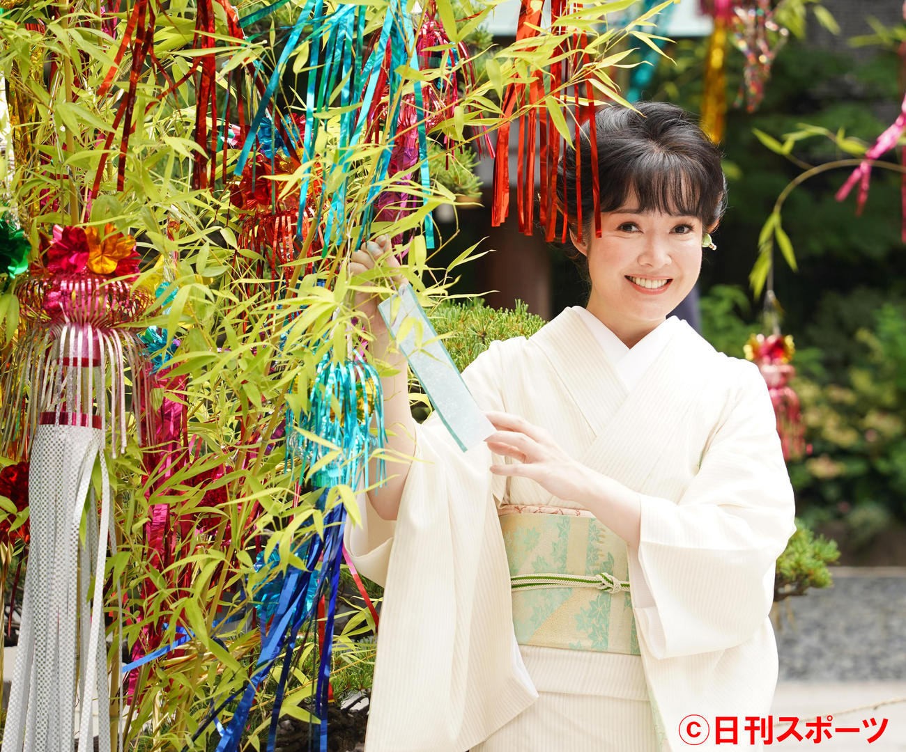 新曲「白秋」の七夕ヒット祈願を行った田川寿美（撮影・佐藤勝亮）