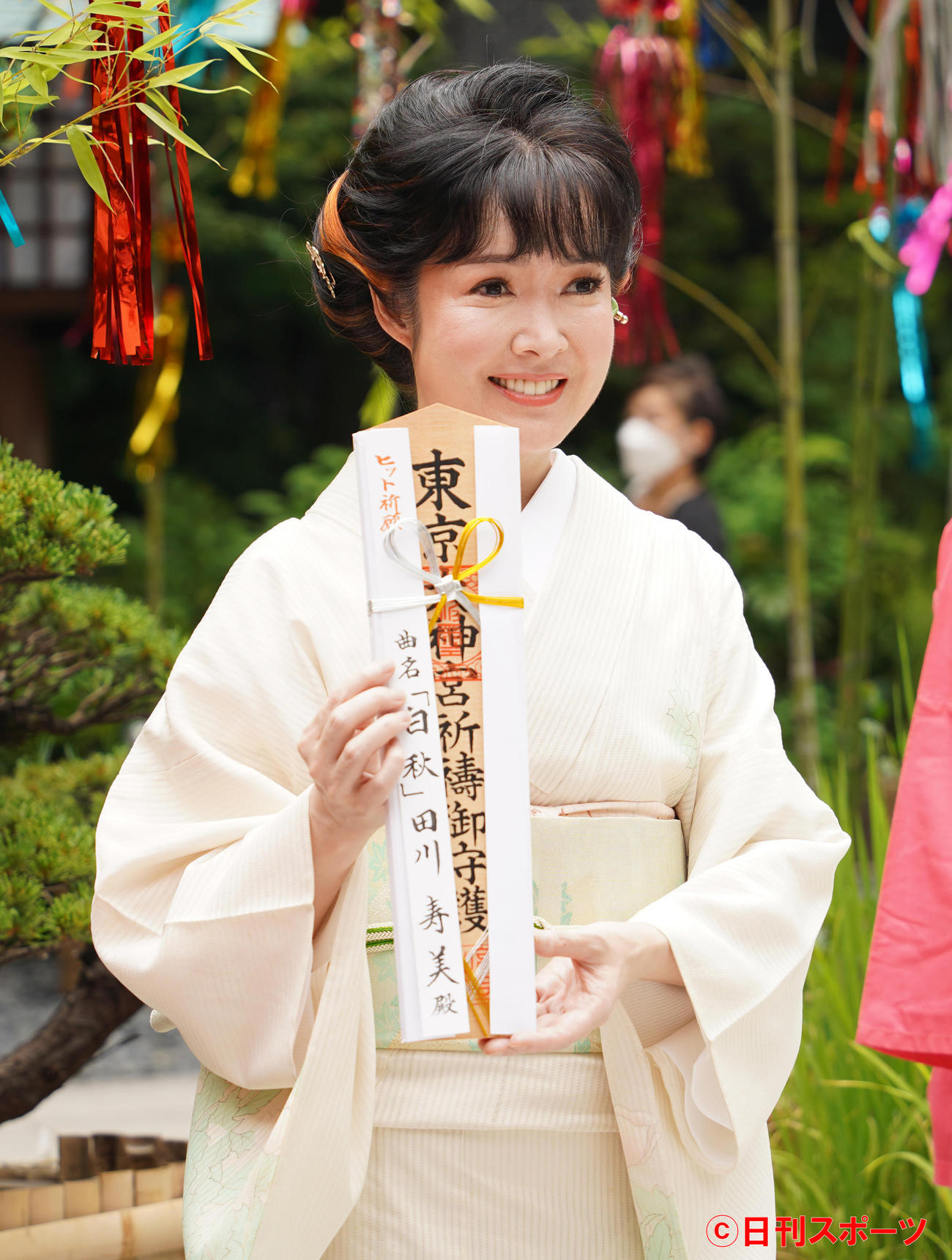 新曲「白秋」の七夕ヒット祈願を行った田川寿美（撮影・佐藤勝亮）
