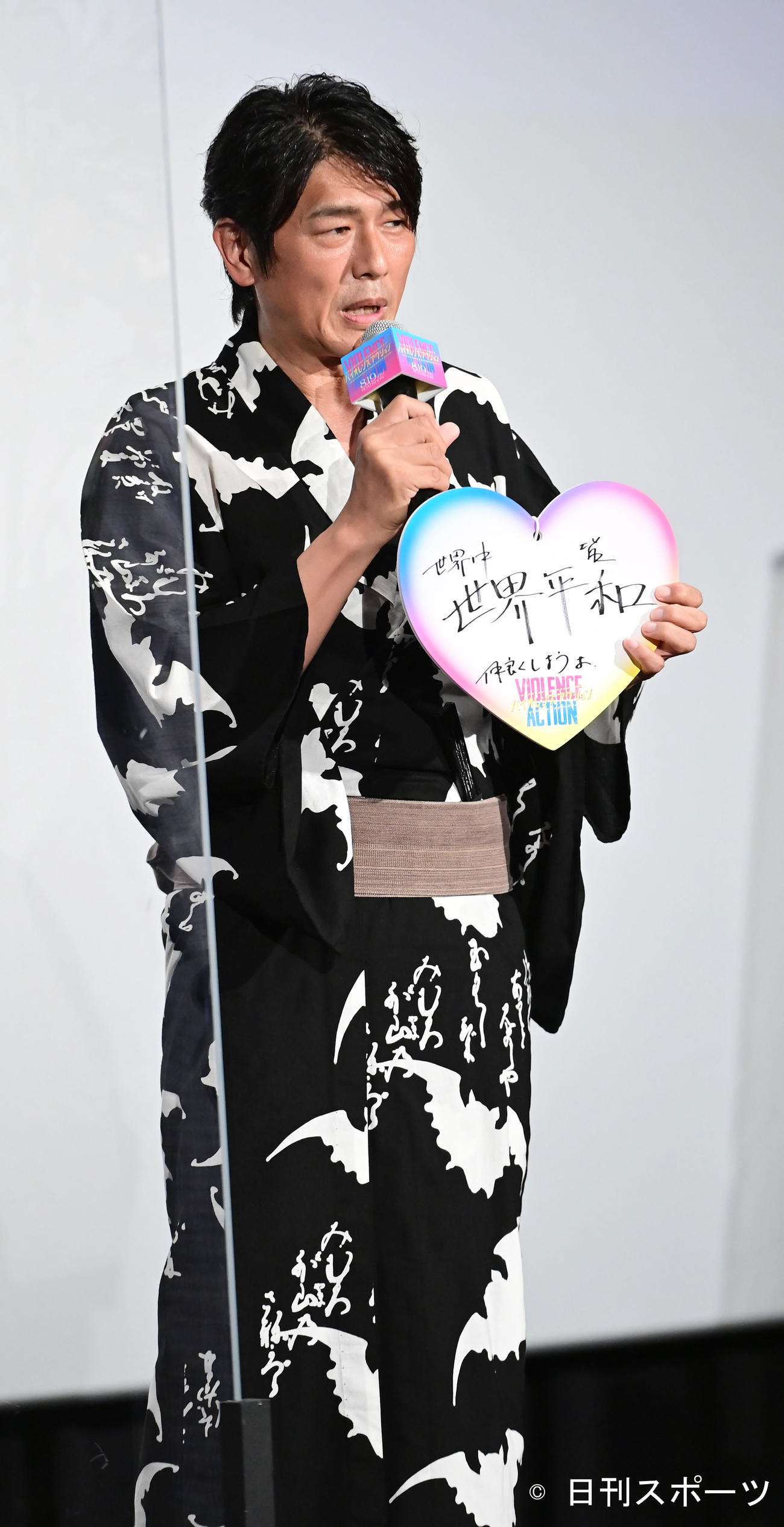 映画「バイオレンスアクション」完成披露試写会舞台あいさつで七夕の願いをしたためた短冊を披露する高橋克典（撮影・小沢裕）