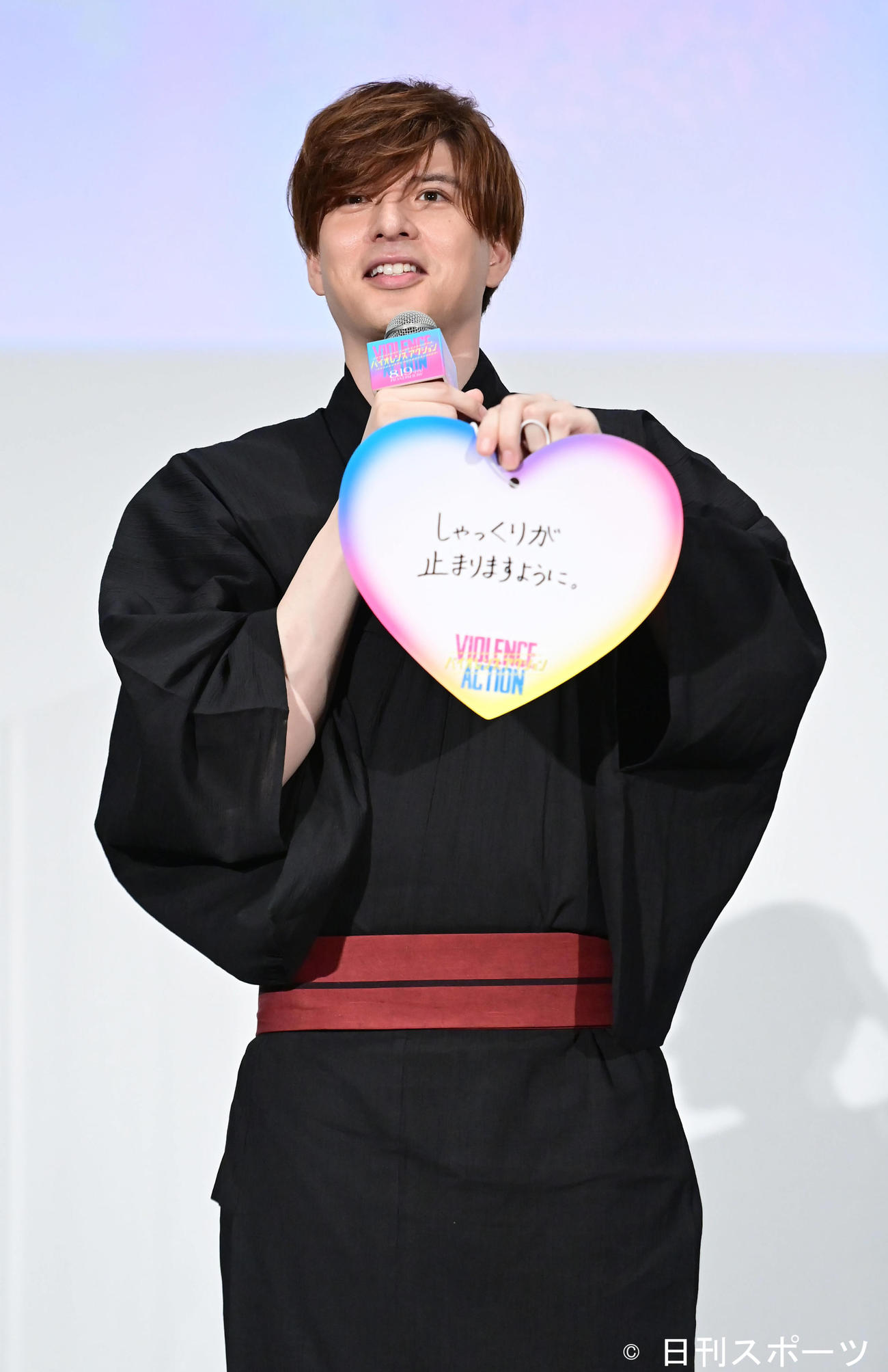 映画「バイオレンスアクション」完成披露試写会舞台あいさつで七夕の願いをしたためた短冊を披露する城田優（撮影・小沢裕）