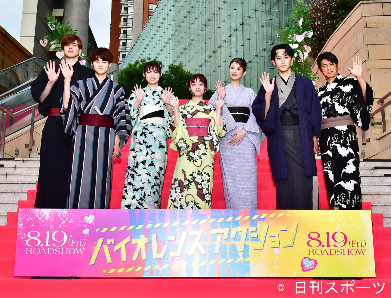 映画「バイオレンスアクション」完成披露試写会のピンクカーペットイベントに臨む、左から城田優、鈴鹿央士、太田夢莉、橋本環奈、馬場ふみか、杉野遙亮、高橋克典（撮影・小沢裕）
