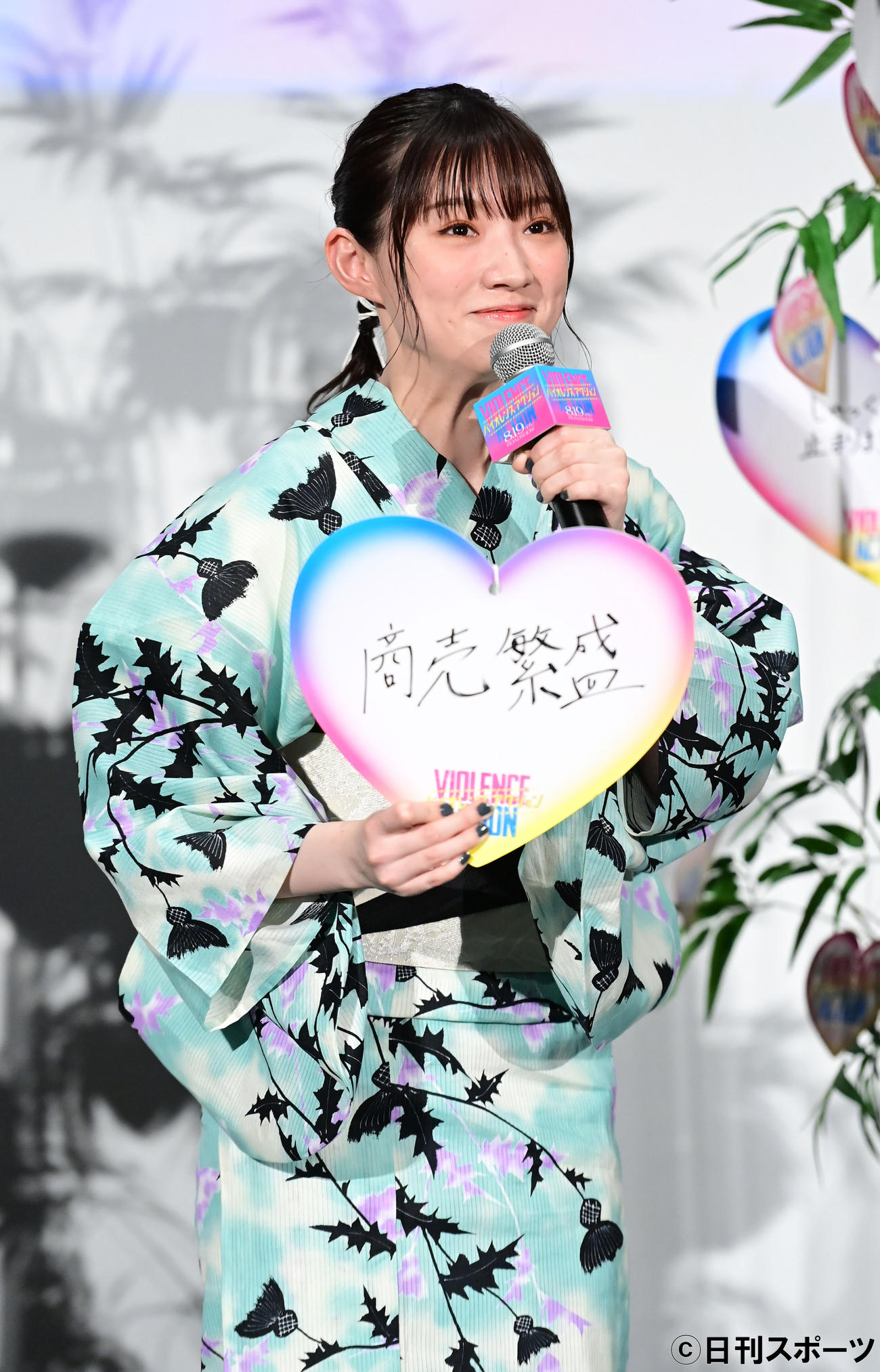 映画「バイオレンスアクション」完成披露試写会舞台あいさつで七夕の願いをしたためた短冊を披露する太田夢莉（撮影・小沢裕）