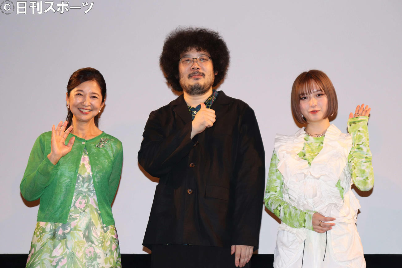 映画「猫と塩または砂糖」先行上映会に出席した、左から宮崎美子、小松孝監督、吉田凜音（撮影・加藤理沙）