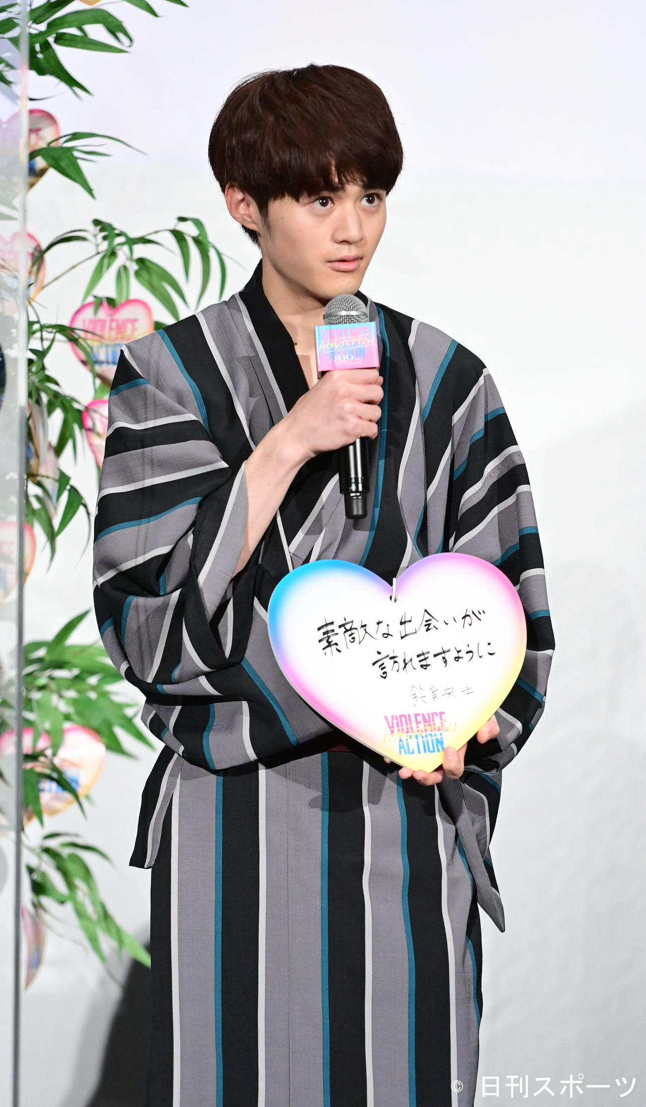 映画「バイオレンスアクション」完成披露試写会舞台あいさつで七夕の願いをしたためた短冊を披露する鈴鹿央士（撮影・小沢裕）