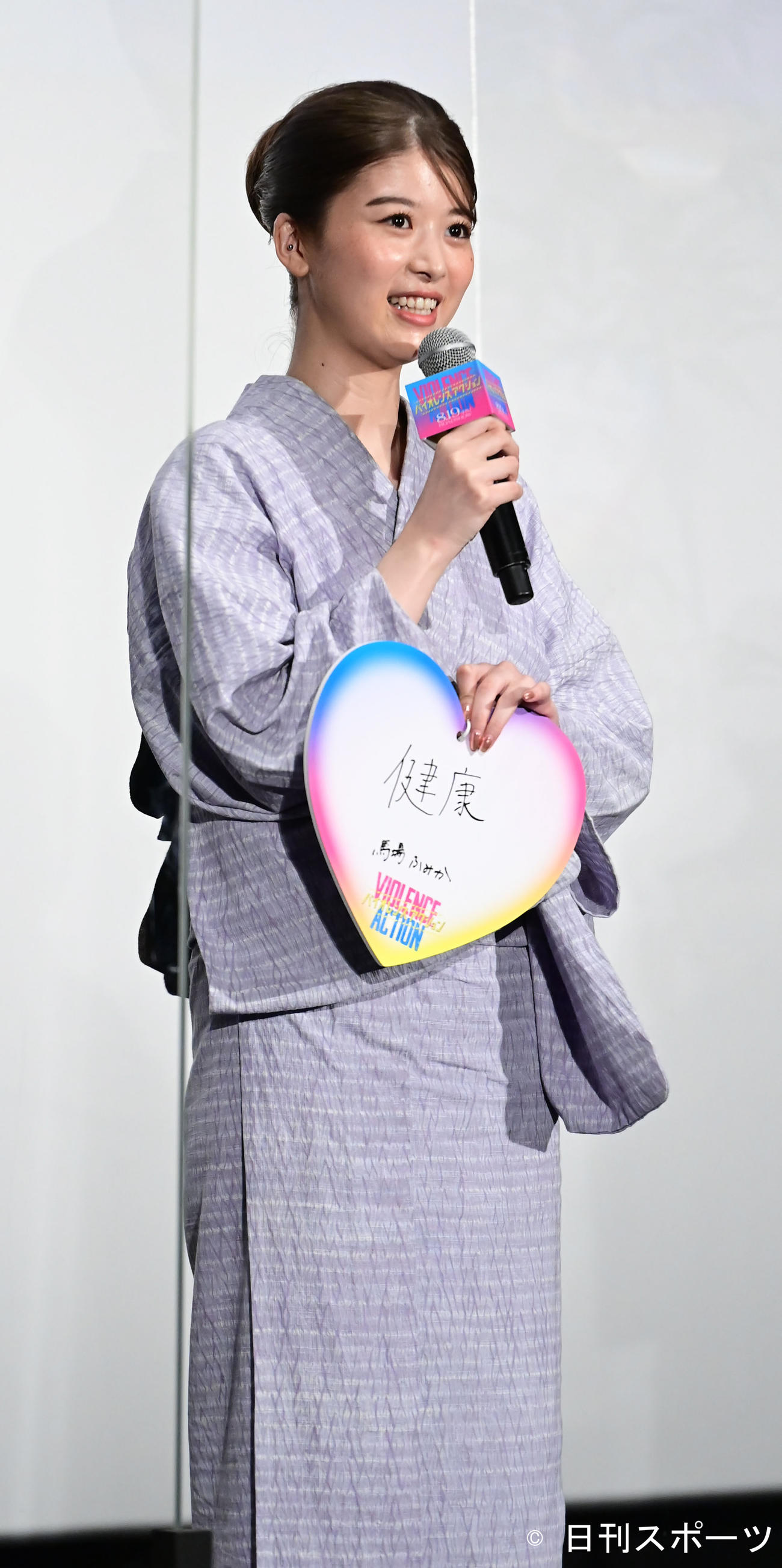 映画「バイオレンスアクション」完成披露試写会舞台あいさつで七夕の願いをしたためた短冊を披露する馬場ふみか（撮影・小沢裕）