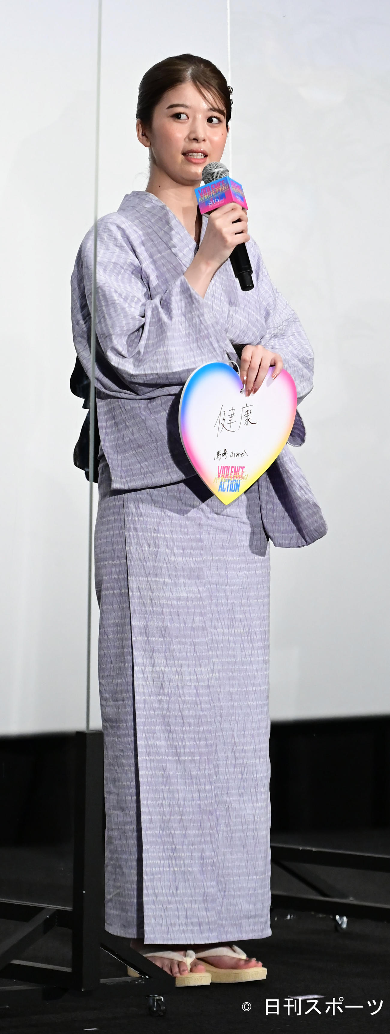 映画「バイオレンスアクション」完成披露試写会舞台あいさつで七夕の願いをしたためた短冊を披露する馬場ふみか（撮影・小沢裕）