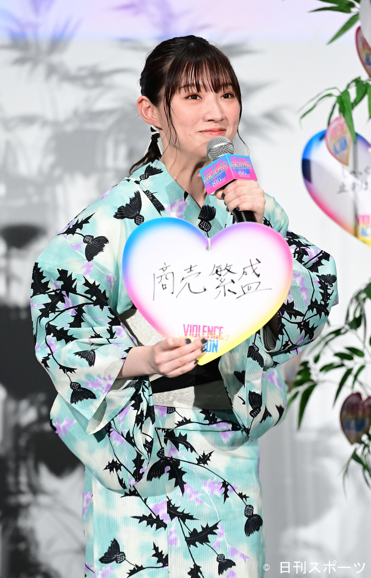 映画「バイオレンスアクション」完成披露試写会舞台あいさつで七夕の願いをしたためた短冊を披露する太田夢莉（撮影・小沢裕）