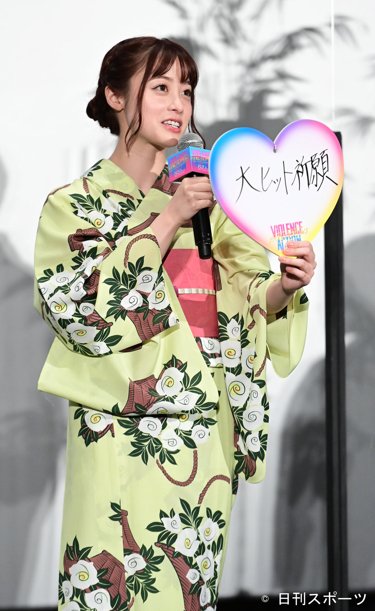 映画「バイオレンスアクション」完成披露試写会舞台あいさつで七夕の願いをしたためた短冊を披露する橋本環奈（撮影・小沢裕）