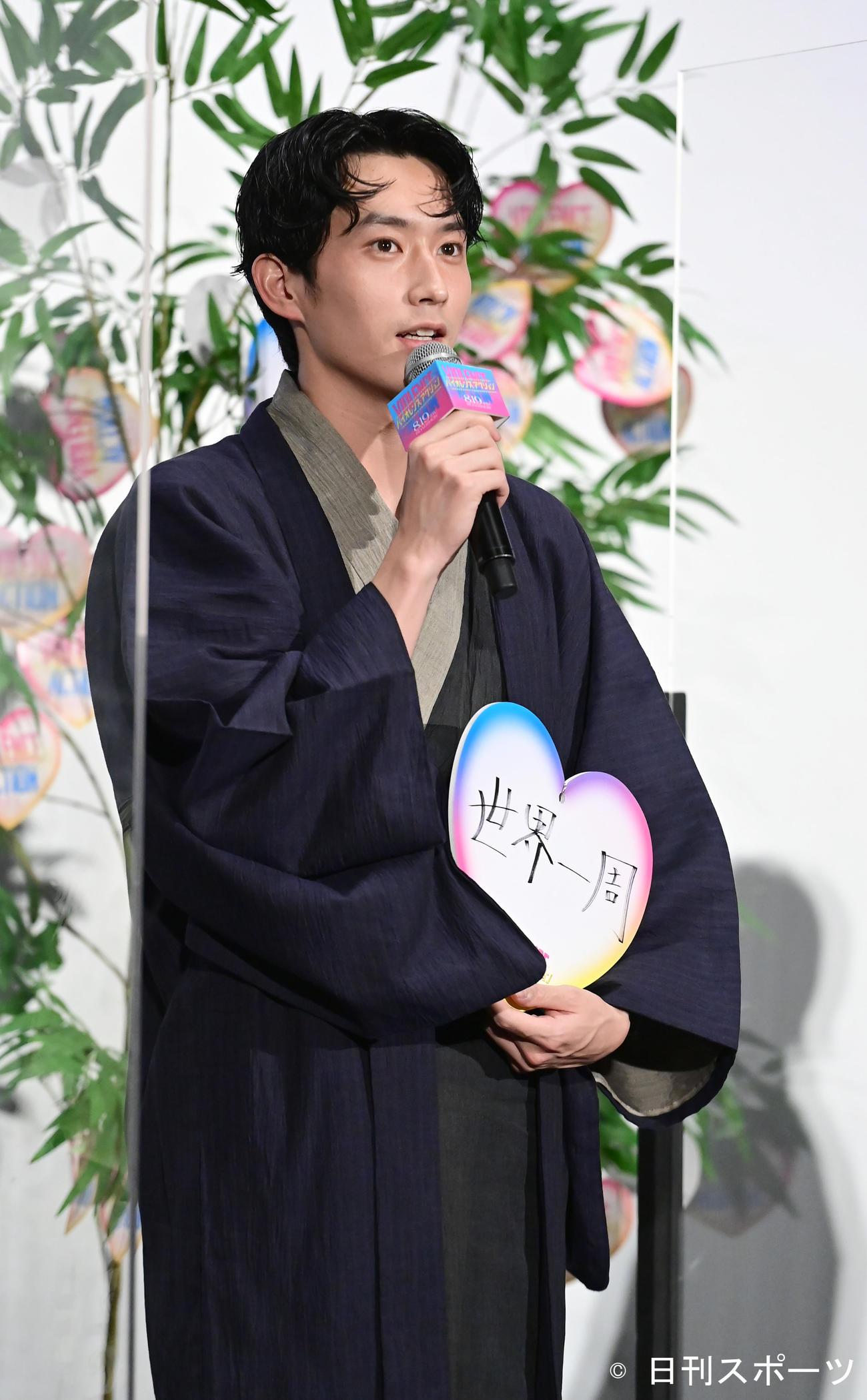 映画「バイオレンスアクション」完成披露試写会舞台あいさつで七夕の願いをしたためた短冊を披露する杉野遙亮（撮影・小沢裕）