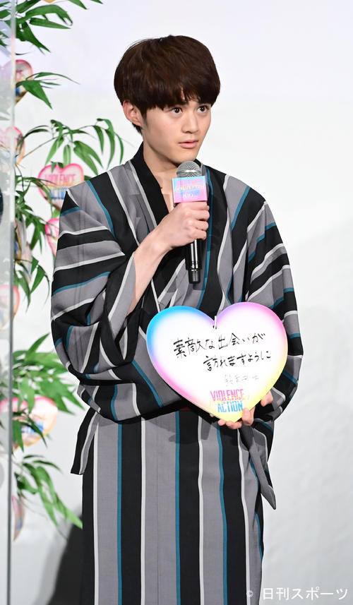 映画「バイオレンスアクション」完成披露試写会舞台あいさつで七夕の願いをしたためた短冊を披露する鈴鹿央士（撮影・小沢裕）