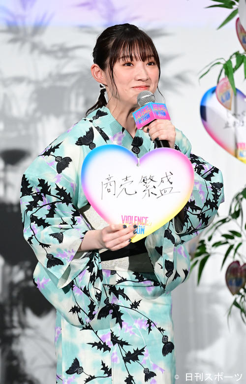 映画「バイオレンスアクション」完成披露試写会舞台あいさつで七夕の願いをしたためた短冊を披露する太田夢莉（撮影・小沢裕）