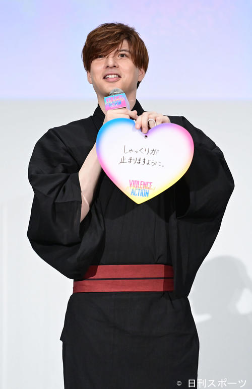 映画「バイオレンスアクション」完成披露試写会舞台あいさつで七夕の願いをしたためた短冊を披露する城田優（撮影・小沢裕）